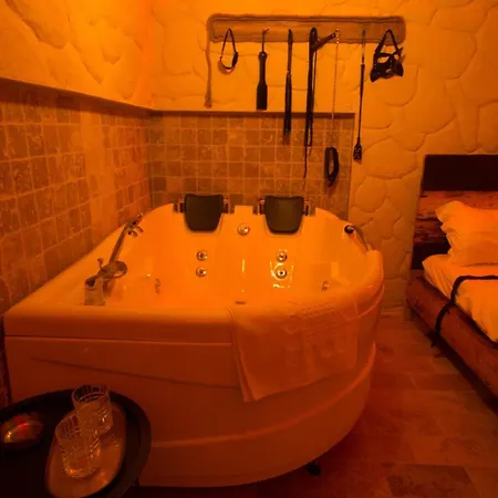 Love hotel Red Bucharest